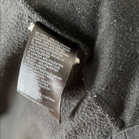 The North Face Black Performance Jacket for Versatile Outdoor Use - Picture 6 of 8